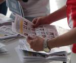 <i>Jurados electorales cuentan votos el 31 de mayo 2026 domingo en Cúcuta (Colombia). EFE/Mario Caicedo</i>