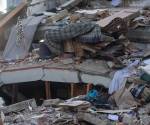 Fotografía que muestra edificios colapsados por los terremotos, este jueves durante las labores de remoción de escombros y búsqueda de sobrevivientes en el municipio de Chacao, en el este de Caracas (Venezuela). EFE/ Boris Vergara