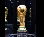 <i>Fotografía de Carlos Ramírez, en la que puede verse en una imagen de archivo del pasado 3 de mayo el trofeo de la Copa Mundial de la FIFA 2026. EFE</i>