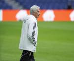 Fotografía de Rodrigo Jiménez, en la que puede verse en una imagen de archivo del pasado 24 de febrero al entrenador del Benfica, José Mourinho, durante su última visita al estadio Santiago Bernabéu, en Madrid. EFE