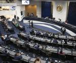 <i>Diputados participan en una sesión plenaria este jueves en San Salvador (El Salvador). La Asamblea Legislativa de El Salvador, dominada por el partido gobernante Nuevas Ideas (NI), ratificó una reforma constitucional para que los salvadoreños que viven en el extranjero tengan una representación directa en el Órgano Legislativo, como solicitó el presidente Nayib Bukele. EFE/Rodrigo Sura</i>