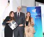 <i>Jorge Canahuati Larach, presidente de Grupo OPSA, recibe el reconocimiento por su trayectoria empresarial y su aporte al desarrollo de Honduras y Centroamérica. (Foto Cortesía La Prensa / Honduras).</i>