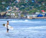 <i>Uno de los principales atractivos turísticos de El Salvador son sus playas, propicias para la práctica del surf y cercanas a la capital salvadoreña. Foto de cortesía</i>