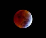 <i>Vista de la luna llena este viernes, durante eclipse lunar, un fenómeno astronómico conocido como luna roja, en Caracas (Venezuela). EFE/ Miguel Gutiérrez. Vea más imágenes dando clic a Ver más imágenes.</i>