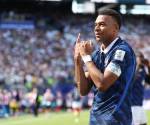 <i>Un doblete más con Francia este martes y Kylian Mbappe se ha convertido en el estadio MetLife de Nueva Jersey en el máximo anotador de su selección, y de paso empató al alemán Gerd Müller con 14 goles en copas del mundo. EFE/ Ángel Colmenares</i>