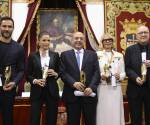 <i>El empresario Camilo Atala (centro de la foto) junto a los otros galardonados por ASICOM. De izquierda a derecha: el piragüista español Saúl Craviotto, la actriz colombiana Juana Acosta, la productora musical sueca Marie Ledin y el investigador argentino Carlos Alberto Scolari. (Foto: Eloy Alonso, EFE)</i>