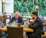 El encuentro del senador con Ábrego se da horas después de que el estadounidense buscara ingresar al Cecot para verificar el estado del salvadoreño, lo que no fue posible porque un retén militar a unos metros de la entrada de la prisión se lo impidió. Foto cortesía
