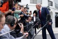 El presidente de EE. UU., Donald J. Trump, hace declaraciones a los medios al salir de la Casa Blanca, en una fotografía de archivo. EFE/EPA/Aaron Schwartz / POOL