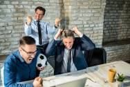 <i>Lejos de representar únicamente una distracción, el entusiasmo colectivo que genera el Mundial puede ayudar a las organizaciones a mejorar la conexión entre los equipos. Foto de DjelicS / Getty Images</i>