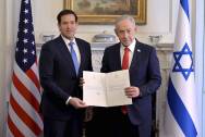 <i>El primer ministro israelí, Benjamín Netanyahu, firmó este miércoles, durante su visita oficial a Washington, su adhesión a la Junta de la Paz creada por el presidente de Estados Unidos, Donald Trump. Netanyahu rubricó el documento durante una reunión con el secretario de Estado, Marco Rubio, en la Casa Blair, la residencia oficial en la que se hospeda, antes de acudir a la Casa Blanca para reunirse con Trump. EFE/ Avi Ohayon/ Gpo</i>