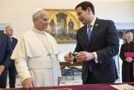 <i>El papa León XIV (i), durante su audiencia privada este jueves con el secretario de Estado estadounidense, Marco Rubio (d), en Ciudad del Vaticano, en una imagen cedida por el Vaticano. EFE/EPA/VATICAN MEDIA HANDOUT HANDOUT EDITORIAL USE ONLY/NO SALES</i>