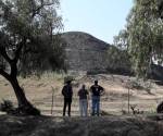 <i>Personas observan la zona arqueológica de Teotihuacán este martes, en San Juan Teotihuacán (México). Las puertas de la Zona Arqueológica de Teotihuacán (centro de México) permanecen cerradas y los alrededores de la Pirámide de la Luna, donde fueron baleadas varias personas en un tiroteo que dejó dos personas fallecidas, una de nacionalidad canadiense, y trece heridos, no está presente ningún elemento de seguridad, ni local ni federal. EFE/ Mario Guzmán</i>