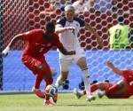 <i>Cyle Larin (i), autor del gol del empate de Canadá ante Bosnia y Herzegovina, en un partido del grupo B del Mundial 2026 en Toronto. EFE/Bienvenido Velasco</i>