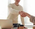 <i>La IA puede ayudar a ordenar información y acelerar etapas de reclutamiento, pero también exige fortalecer la forma en que se validan habilidades, se diseñan evaluaciones y se toman decisiones sobre las personas.Foto de iStock</i>