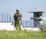 <i>Un soldado hace guardia a las afueras del Centro de Confinamiento del Terrorismo (Cecot) este viernes, en Tecoluca (El Salvador). EFE/ Rodrigo Sura</i>