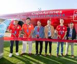 <i>Fotografía cedida por Copa Airlines que muestra al director senior de mercadeo de Copa Airlines, Marco Ocando (i); el exjugador de la Selección Nacional de Fútbol de Panamá, Román Torres (2-i); el presidente encargado de FEPAFUT, Fernando Arce (c-i); el director técnico de la Selección Nacional de Fútbol de Panamá, Thomas Christiansen (c-d); el vicepresidente de operaciones de Copa Airlines, Daniel Gunn (2-d); y el vicepresidente de ventas para Latinoamérica y el Caribe de Boeing, José Sicilia, posando durante el corte de cinta, en Ciudad de Panamá (Panamá). EFE/ Copa Airlines</i>