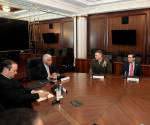 <i>Fotografía cedida por la Presidencia de Panamá del presidente panameño José Raúl Mulino (2-i) reunido con el jefe del Comando Sur de Estados Unidos, Francis Donovan (c), este martes, en la Ciudad de Panamá (Panamá). EFE/ Presidencia de Panamá </i>