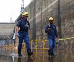 <i>Personas trabajan en el reacondicionamiento de las esclusas centenarias de Gatún, en el Canal de Panamá en Colón (Panamá). EFE/ Carlos Lemos</i>