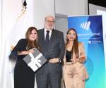 <i>Jorge Canahuati Larach, presidente de Grupo OPSA, recibe el reconocimiento por su trayectoria empresarial y su aporte al desarrollo de Honduras y Centroamérica. Foto de cortesía </i>