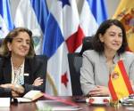 <i>Embajadora de España en El Salvador, Sonia Álvarez Cibanal (i), y la secretaria de Estado de Cooperación Internacional de España, Eva Granados participando en una reunión entre la Agencia Española de Cooperación Internacional para el Desarrollo (Aecid) y el Sistema de Integración Centroamericana (SICA). EFE/ SICA.</i>