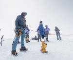 <i>El robot humanoide llamado Pemba (c) en la cumbre del volcán Chimborazo. EFE/ David Gutiérrez </i>