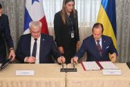 <i>El ministro de Relaciones Exteriores de Ucrania, Andrii Sybiha (i) y el ministro de Relaciones Exteriores de Panamá, Javier Martínez-Acha, firman documentos este viernes, en Ciudad de Panamá (Panamá). Ambos países han firmado siete acuerdos y tienen otros seis en negociación, que abarcan temas comerciales, de cooperación contra el tráfico de estupefacientes, educación, intercambio de información tributaria y de trabajadores migrantes, dijo la Cancillería panameña. EFE/ Gabriel Rodríguez</i>