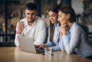 <i>El trabajo en equipo y la adaptabilidad aparecen consistentemente entre las cinco habilidades más valoradas, independientemente de la industria. Foto de iStock</i>