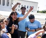 <i>Simpatizantes de partidarios de la ciudadanía por nacimiento celebran después de que la Corte Suprema de Estados Unidos rechazara la orden ejecutiva del presidente estadounidense Donald Trump que intentaba revertir ese derecho en Washington (EE.UU.). EFE/EPA/JIM LO SCALZO</i>