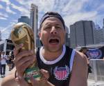 Un aficionado de la selección de fútbol de Estados Unidos reacciona previo al anuncio de la lista oficial de jugadores convocados para el Mundial 2026 en Nueva York (Estados Unidos). EFE/ Ángel Colmenares