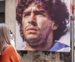 <i>Aquel gol de Maradona en la victoria 2-1 de Argentina contra Inglaterra en cuartos de final, se convirtió en icónico en la historia del fútbol, cuando el argentino saltó y le dio al balón con el puño, pero el árbitro no vio la falta y consideró válido el tanto. Serhii Ivashchuk / Getty Images</i>