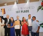<i>Los integrantes de Lamastus Family Estate posan tras ganar el primer lugar de Geisha Lavado con un café geisha caracterizado por ser muy floral y muy dulce en la competencia anual Best of Panama (BOP), en Boquete (Panamá). EFE/ Marcelino Rosario</i>