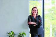 Laura Moreno Ramírez es una reconocida líder con 34 años de experiencia en el sector bancario, especializada en áreas comerciales, marketing, sostenibilidad y transformación digital. A lo largo de su trayectoria, ha sido una pieza clave en la evolución del sector financiero, combinando visión estratégica con ejecución efectiva para generar impacto real en clientes, colaboradores y la sociedad.