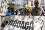 <i>Inmigrantes y activistas se manifiestan para legalizar la situación de los indocumentados. Imagen de archivo. EFE/Ángel Colmenares</i>