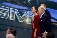 <i>La presidenta de México, Claudia Sheinbaum (c), y el presidente y director general de GM México, Francisco Garza, asisten a un evento este martes, en la ciudad de Toluca (México). La automotriz estadounidense General Motors (GM) iniciará en 2027 el ensamblaje en México de vehículos destinados al mercado nacional, y que antes se importaban de Asia, con la meta de alcanzar una producción aproximada de 80.000 unidades anuales hacia 2030, en el marco de la estrategia gubernamental de fortalecimiento industrial denominada Plan México. EFE/Felipe Gutiérrez</i>