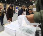 <i>Fotografía de archivo del 8 de marzo de 2026 que muestra a personas votando en Bogotá (Colombia). La campaña para la segunda vuelta de las elecciones presidenciales en Colombia es la más áspera que recuerde el país, marcada por profundas divisiones y una guerra verbal entre el ultraderechista Abelardo de la Espriella y el izquierdista Iván Cepeda que el próximo domingo definirán en las urnas quién será el sucesor de Gustavo Petro para el periodo 2026-2030. EFE/ Carlos Ortega/ ARCHIVO</i>