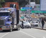<i>Agentes de transito inspeccionan vehículos durante su paso por el puente internacional de Rumichaca, fronterizo entre Colombia y Ecuador, en Tulcán (Ecuador). EFE/ Xavier Montalvo</i>