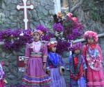 <i>Personas participan en las celebraciones del Domingo de Ramos durante el inicio de las festividades de la Semana Santa, en Ciudad de Guatemala (Guatemala). EFE/ Alex Cruz</i>
