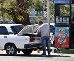Fotografía de archivo de una persona que abastece combustible en un vehículo en La Habana (Cuba). EFE/ Ernesto Mastrascusa