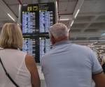 Pasajeros en un aeropuerto, en una fotografía de archivo. EFE/ Miquel A. Borràs