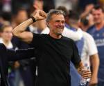 <i>El entrenado del PSG Luis Enrique tras el partido de la Liga de Campeones UEFA entre Paris Saint-Germain y Arsenal en el estadio Puskas Arena en Budapest, Hungría. EFE/EPA/ANNA SZILAGYI</i>