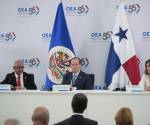 <i>De izquierda; el secretario general de la Organización de los Estados Americanos (OEA), Albert R. Ramdin; el canciller de Panamá, Javier Martínez Acha y la secretaria general adjunta de la OEA, Laura Gil, participan en una rueda de prensa previa a la 56 Asamblea General de la OEA este domingo, en Ciudad de Panamá (Panamá). EFE/ Aris Mariota</i>