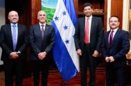 <i>En la reunión con el presidente de Honduras, Nasry Asfura, participaron Javier Suárez, presidente de Davivienda Group, y Reinaldo Romero, vicepresidente ejecutivo internacional. Foto de cortesía</i>
