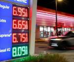 La venta al conumidor final de gasolina en EE.UU. aún no refleja la baja del precio internacional del petróleo y más bien, sigue pendiente de las tensiones entre la Casa Blanca y Teherán. (Foto: DW)