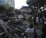<i>Personas trabajan en labores de rescate en una edificación colapsada por el terremoto de magnitud 7,4 que sacudió al país este lunes, en Cali (Colombia). EFE/ Ernesto Guzmán Jr</i>