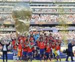 Jugadores de España celebran con el trofeo del Mundial de la FIFA 2026. EFE/ Lavandeira Jr