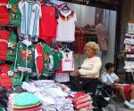 <i>La llegada de miles de aficionados también ha impulsado las ventas de pequeños comercios, que han encontrado en la fiesta futbolística un inesperado respiro económico. EFE/ Eduardo Guerra</i>