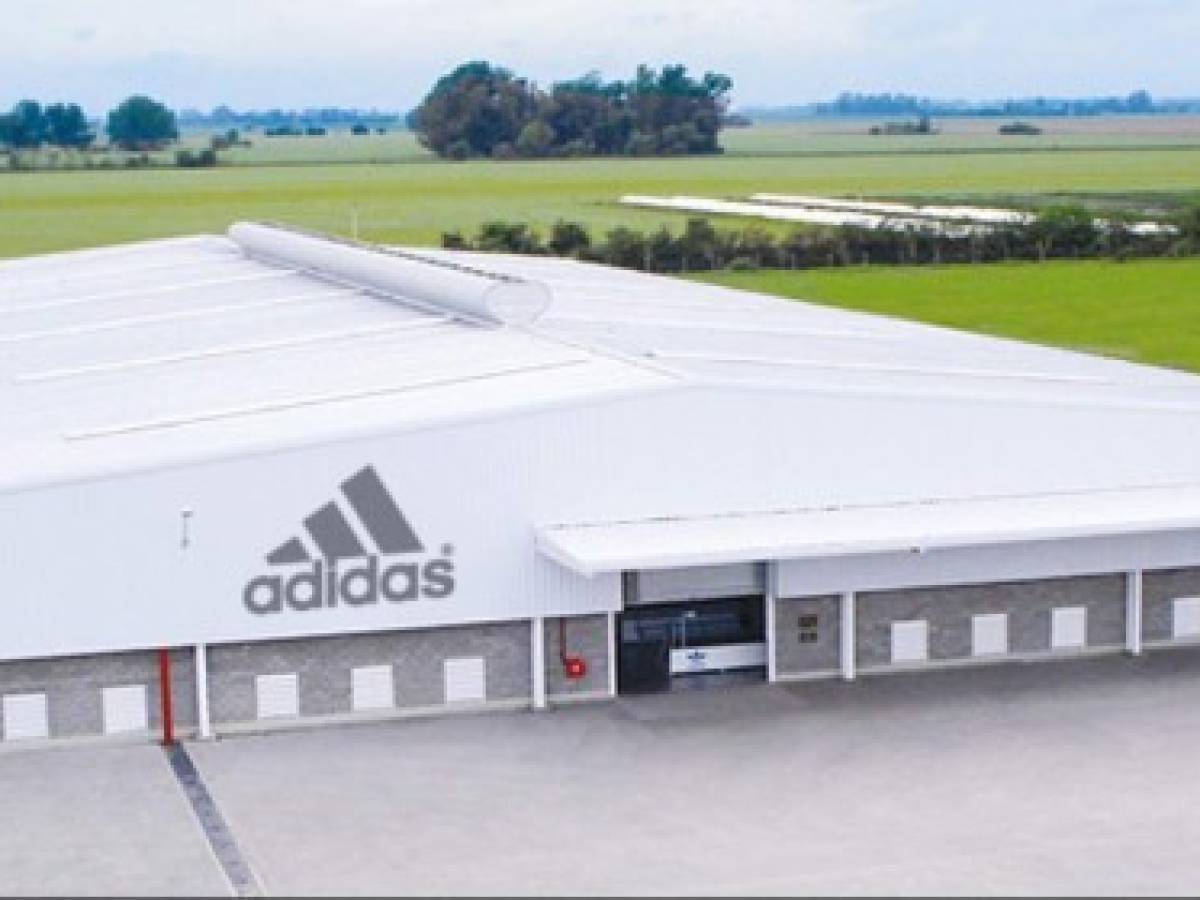 ¿Por qué Adidas mudará a Asia sus fábricas robotizadas?