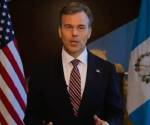 El encargado de negocios de la Embajada de Estados Unidos en Guatemala, John M. Barrett no ahorró contundencia para advertir los riesgos en las elecciones que gestionan las Universidades. (Foto: captura de Video)