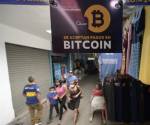 <i>El Salvador se convirtió en septiembre de 2021 en el primer país del mundo en adoptar el bitcoin como moneda de curso legal, junto al dólar estadounidense, lo que se convirtió en la principal apuesta económica del presidente salvadoreño, Nayib Bukele. Foto de AFP</i>
