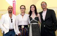 Fotografía de archivo del director David Frankel (d) con los actores Anne Hathaway, Meryl Streep (2izq) y Stanley Tucci (izq). EFE/Claudio Onorati